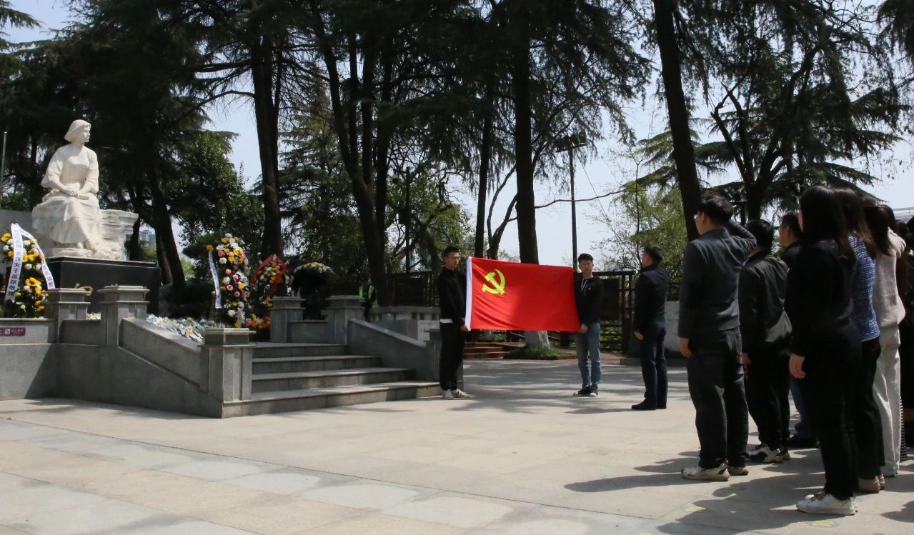 缅怀革命先烈 赓续红色精神丨pa集团集团党委组织开展清明祭扫主题活动